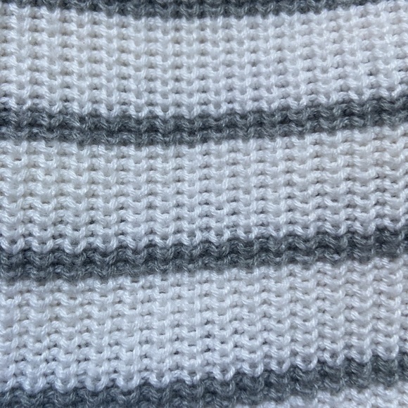 Abercrombie & Fitch White and Gray Stripe V Neck Knitted Sweater, Size XSmall - Picture 5 of 6